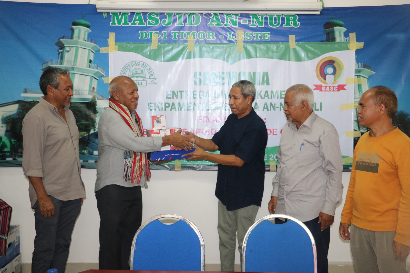 Koordenadór GASC Entrega Simbolikamente Ekipamentus Ba Eskola An-Nur Dili.